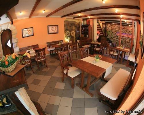 Villa Cezar Kaštel Lukšić Restaurante foto
